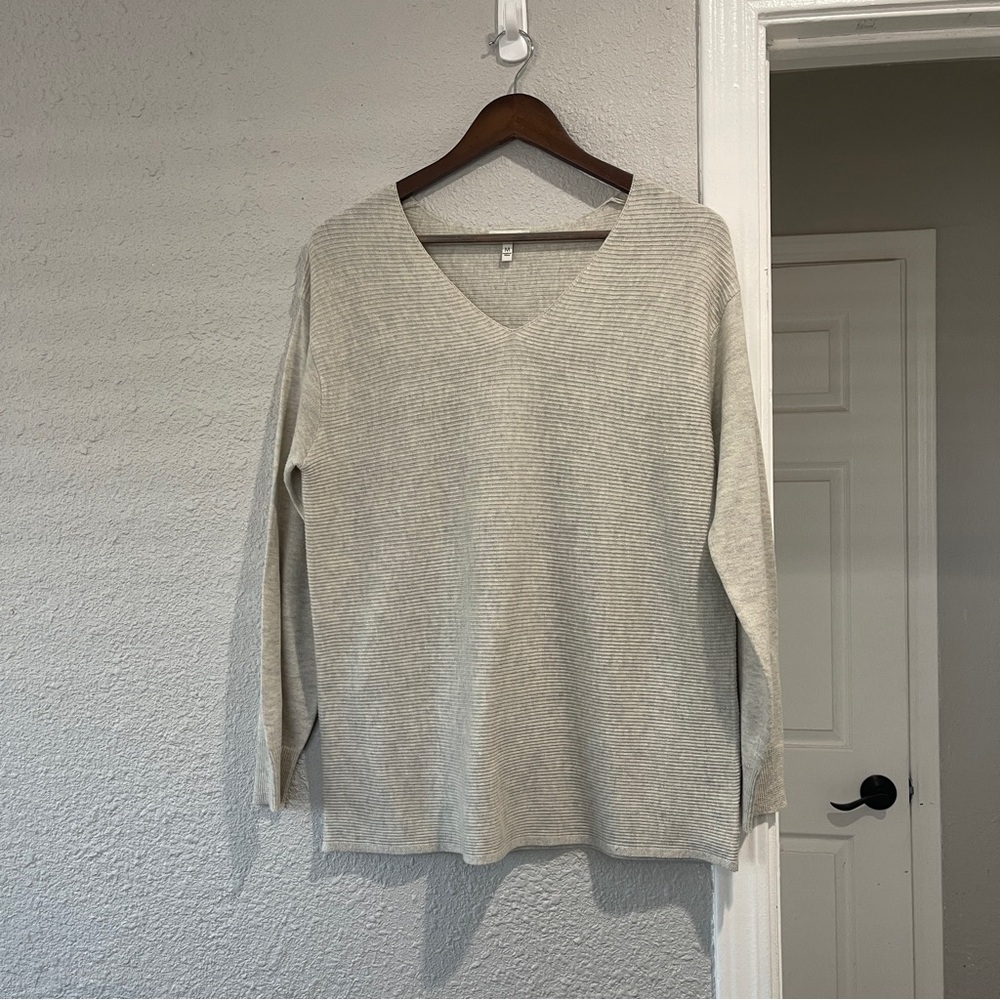 ella moss V-Neck Ribbed Sweater in Light Gray M